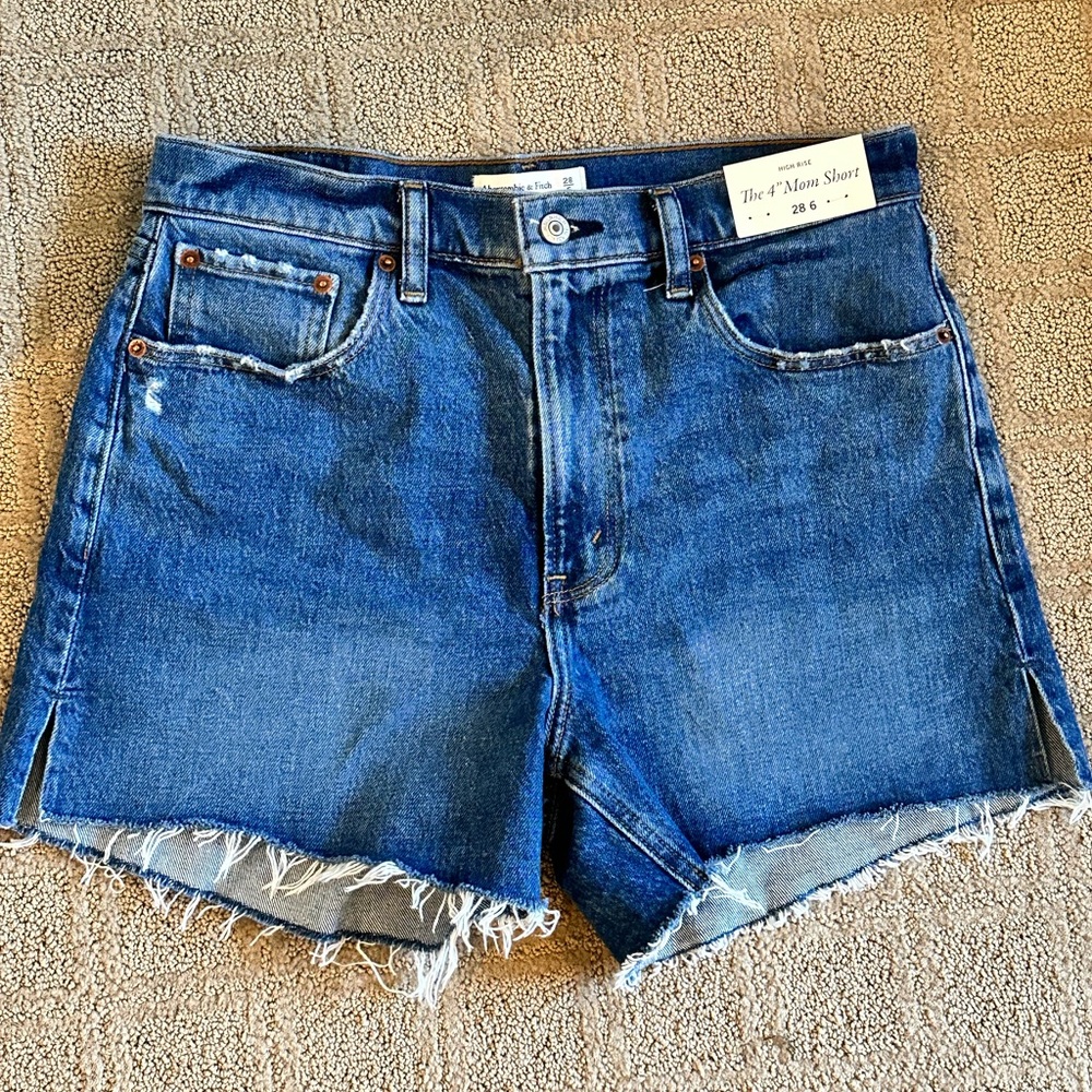 New w/ tags Abercrombie 4” Mom Short
